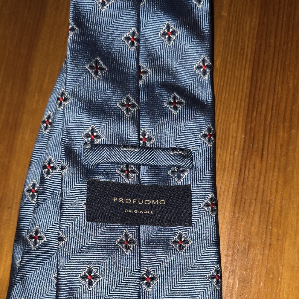 Profuomo Elegant Blue and Red Silk Tie with Classic Pattern